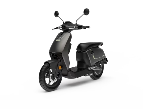 Zwarte RideFlex e-scooter schuin van voren